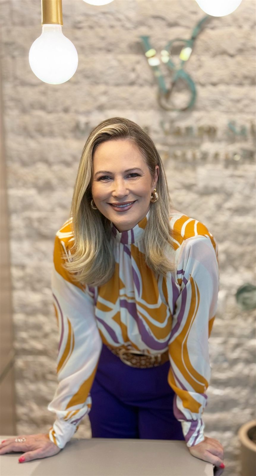 Dra. Vanessa Vanzo Sabec na recepção da clínica em Londrina