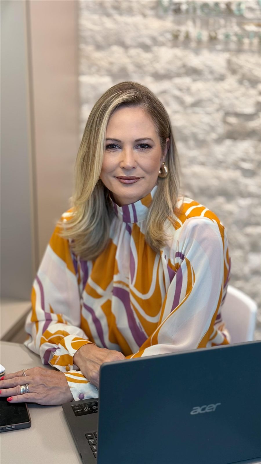 Dra. Vanessa no consultório
